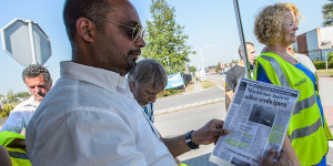 14-09-2016: FNV Protestactie Boskalis: Papendrecht Binnen bij Boskalis zitten de onderhandelaars van FNV Waterbouw en Nautilus International om tafel met de directie van Boskalis. Voor de poort van het hoofdkantoor in Papendrecht krijgen zij steun van leden in een aanmoedigingsactie'. Zij willen de reorganisatie bij Boskalis Bagger en Fairmount stoppen. Foto: Gertjan Kooij